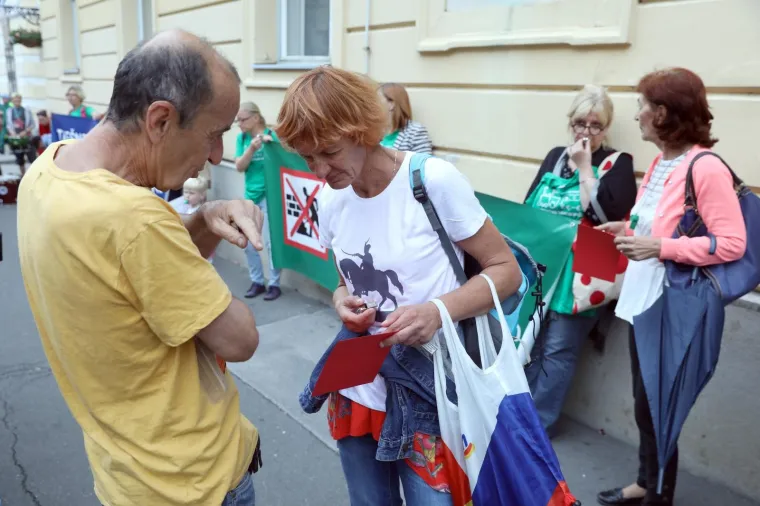 Prosvjednici ispred Gradske skup&scaron;tine dočekali Bandića i zastupnike: 'I Manhattan ima svoj park!'