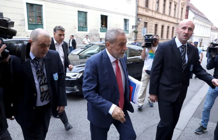 Prosvjednici ispred Gradske skup&scaron;tine dočekali Bandića i zastupnike: 'I Manhattan ima svoj park!'