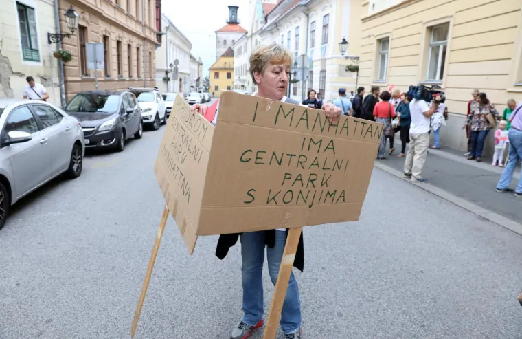 Prosvjednici ispred Gradske skup&scaron;tine dočekali Bandića i zastupnike: 'I Manhattan ima svoj park!'