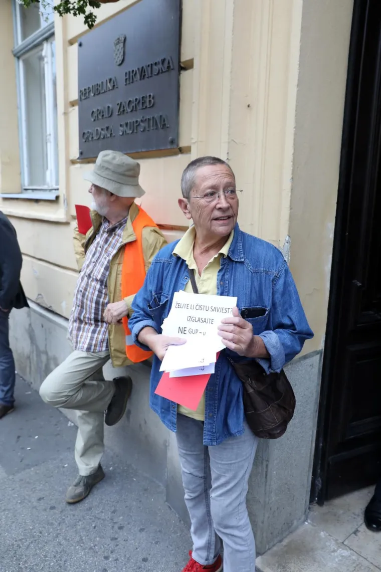 Prosvjednici ispred Gradske skup&scaron;tine dočekali Bandića i zastupnike: 'I Manhattan ima svoj park!'