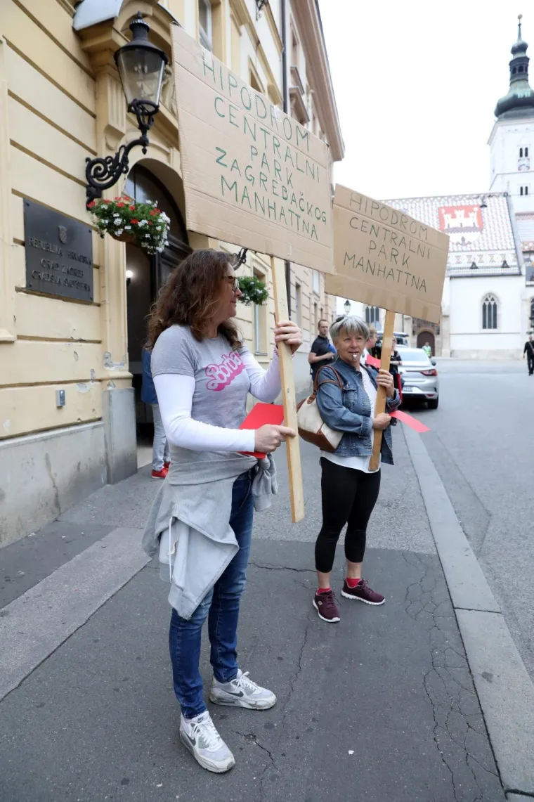 Prosvjednici ispred Gradske skup&scaron;tine dočekali Bandića i zastupnike: 'I Manhattan ima svoj park!'