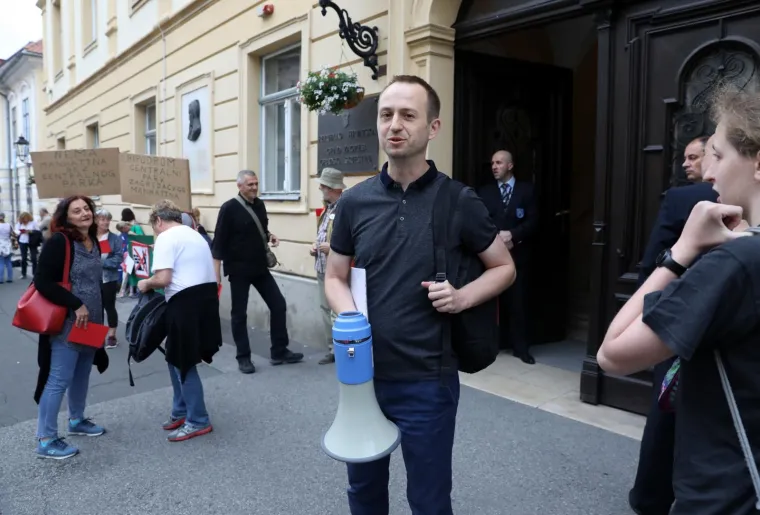 Prosvjednici ispred Gradske skup&scaron;tine dočekali Bandića i zastupnike: 'I Manhattan ima svoj park!'