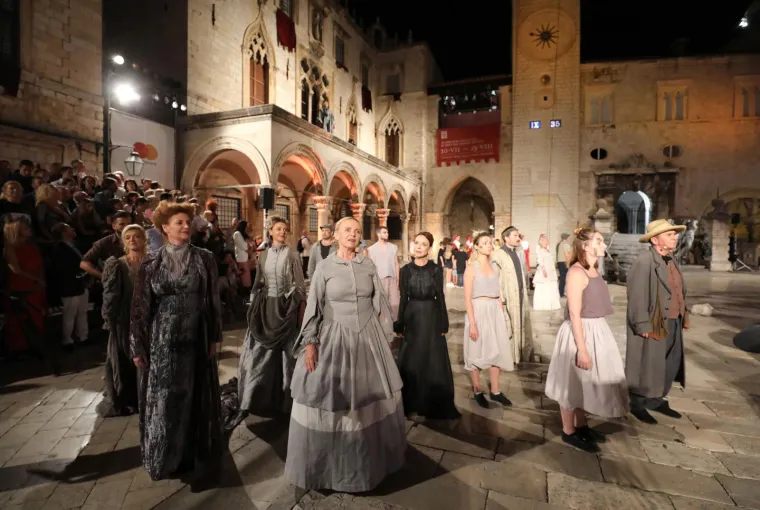 Ovogodi&scaron;nju ceremoniju režirali su, po vlastitom scenariju, intendantica festivala Dora Ruždjak Podolski i njen pomoćnik Sa&scaron;a Božić, a pod sintagmom Ive Vojnovića "Dubrovnik plovi".