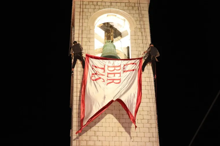 Glazbu su izveli Orkestar Državne opere Donje Saske iz Hannovera, Akademski zbor Ivan Goran Kovačić, Mje&scaron;oviti zbor Libertas i Dubrovački komorni zbor pod ravnanjem maestra Ivana Repu&scaron;ića. Neizostavan dio otvaranja bio je i Festivalski dramski ansambl, Folklorni ansambl Linđo, studenti Akademije dramske umjetnosti u Zagrebu te djeca i građani Dubrovnika.