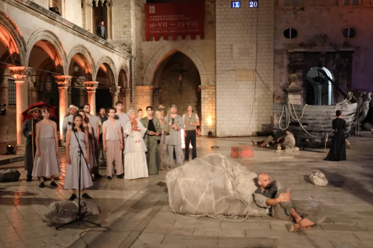 Dubrovački gradonačelnik Mato Franković podsjetio je kako je Dubrovnik prije sedam desetljeća dobio kulturnu manifestaciju koja ga je nakon stoljeća i pol vratila na svjetsku scenu. "Dosta se toga promijenilo otkad je nekolicina entuzijasta krenula u ovaj projekt. Hvala svima koji su sve te godine na bilo koji način sudjelovali u i oko Igara", rekao je Franković.