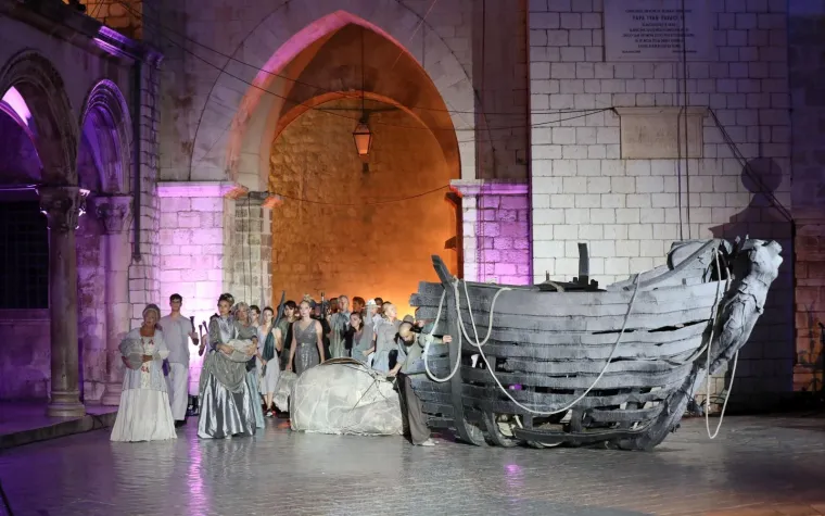 "I Grad i svijet krenuli su u jurnjavu za 'tezorom' pa je na brzinu nestala mjera i svi smo zajedno rekli 'dobro jutro' kaosu. Tako je i kultura krenula u potragu za 'tezorom', instant slavom i isforsiranim provokacijama kao receptom uspjeha. Stoga i kultura mora razmisliti u trenutku u kojem se danas nalazi. Trenutak krize i otuđenja, a sve pospje&scaron;eno 'tezorom'&ldquo;, ustvrdio je Franković.  Potrebno je, dodao je, da kultura koja je uvijek nalazila odgovore na brojne probleme, bude vodilja i svjetionik u tmini dana&scaron;njice.