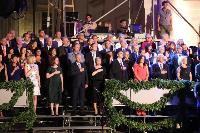 "Pozivam i sebe i vas da promislimo kako ne pasti u zamku 'tezora' i zadržati i živjeti prave vrijednosti, u umjetničkom stvarala&scaron;tvu i svakodnevnom životu. Time će nam dubrovački i hrvatski prozor u svijet ostati cjelovit uslijed svih 'oluja od tezora'. Mi smo ti koji ćemo odlučiti hoćemo li zbog 'tezora' sru&scaron;iti sve oko sebe, ili ćemo mjerom dokazati da smo ba&scaron;tinici na&scaron;ih starih. Onih koje su mjera i mudrost na ovoj hridi očuvali gotovo pet stoljeća. Nema izlika ni opravdanja, ni života na staroj slavi, na starim i nekad uspje&scaron;nim, a danas prevladanim receptima", zaključio je dubrovački gradonačelnik.