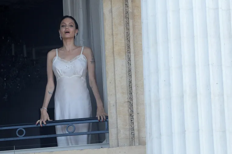 Objektiv fotoaparata uhvatio je slavnu glumicu Angelina Jolie za vrijeme snimanja reklame za jedna prestižni brand u Parizu u bijeloj lepršavoj spavaćici. Foto: Profimedia