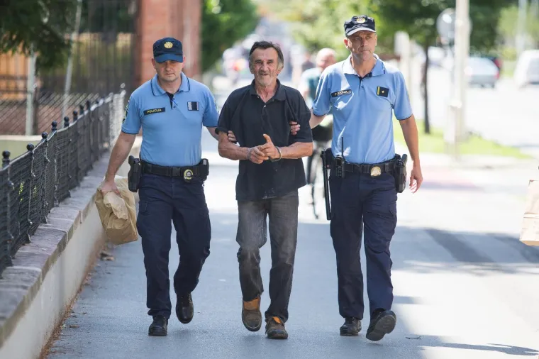 Prve fotografije ubojice iz Đakova: Stigao pred sud - Hoće li mu biti izrečen istražni zatvora?