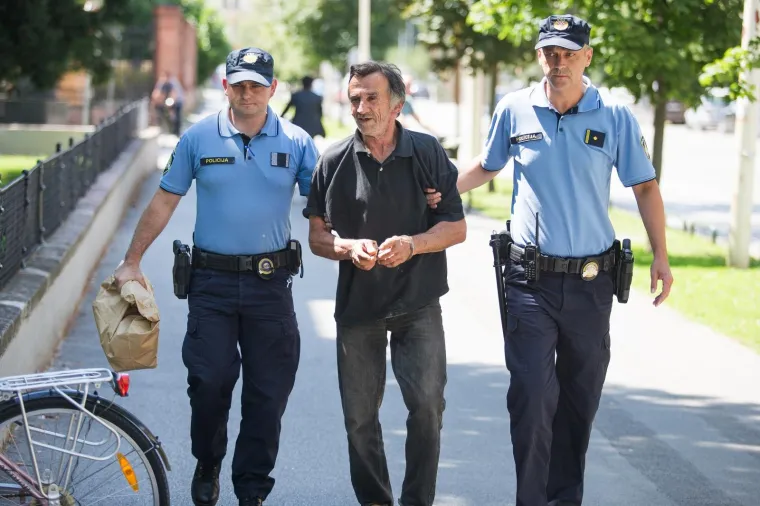 Prve fotografije ubojice iz Đakova: Stigao pred sud - Hoće li mu biti izrečen istražni zatvora?