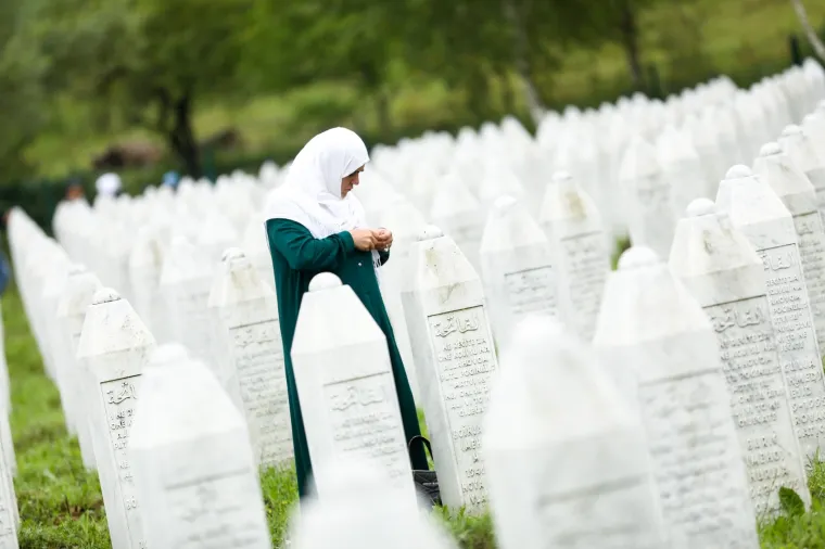 Plač i jauci odzvanjaju grobljem u Potočarima: Najmlađa ukopana žrtva imala je samo 16 godina