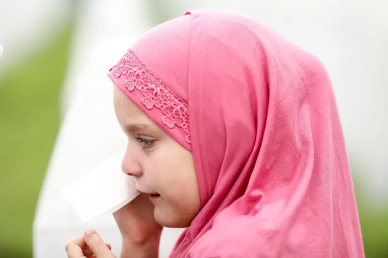 Plač i jauci odzvanjaju grobljem u Potočarima: Najmlađa ukopana žrtva imala je samo 16 godina