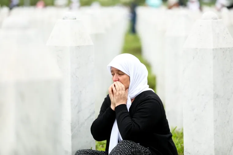 Plač i jauci odzvanjaju grobljem u Potočarima: Najmlađa ukopana žrtva imala je samo 16 godina