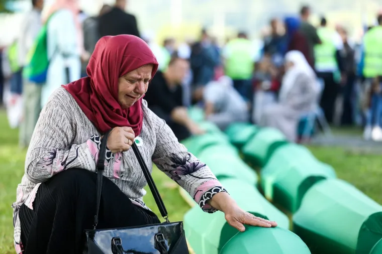 Plač i jauci odzvanjaju grobljem u Potočarima: Najmlađa ukopana žrtva imala je samo 16 godina