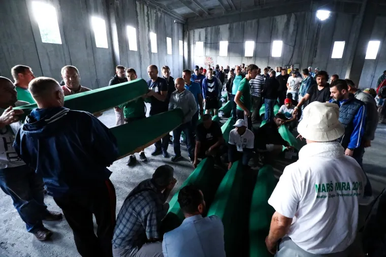 Plač i jauci odzvanjaju grobljem u Potočarima: Najmlađa ukopana žrtva imala je samo 16 godina