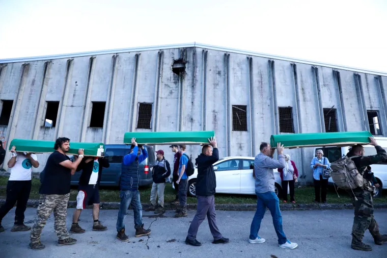Plač i jauci odzvanjaju grobljem u Potočarima: Najmlađa ukopana žrtva imala je samo 16 godina