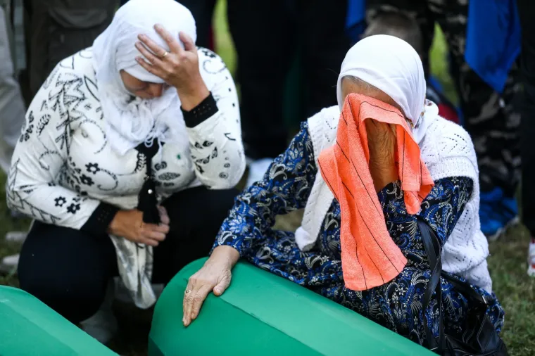 Plač i jauci odzvanjaju grobljem u Potočarima: Najmlađa ukopana žrtva imala je samo 16 godina