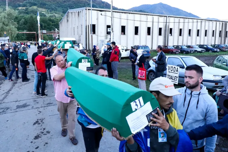 Plač i jauci odzvanjaju grobljem u Potočarima: Najmlađa ukopana žrtva imala je samo 16 godina