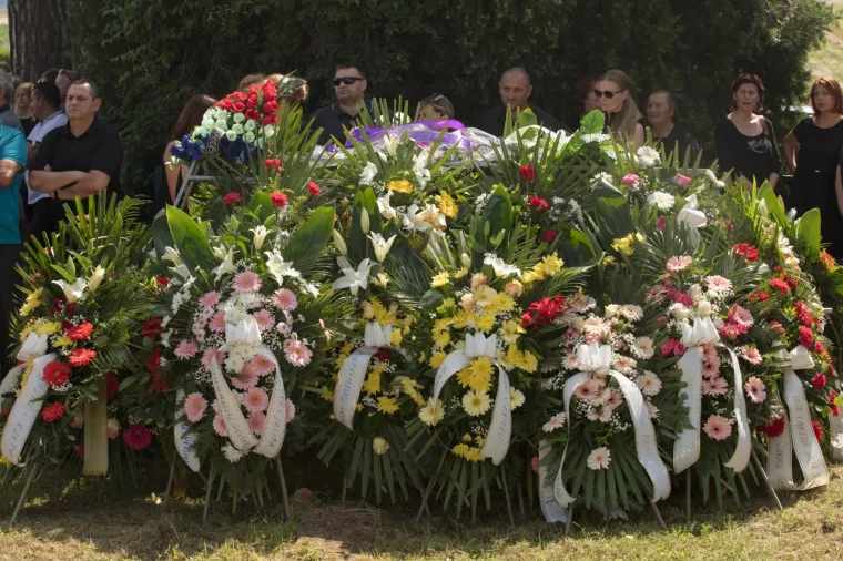 Uz ožalo&scaron;ćenu obitelj bili su radni kolege te ministrica Nada Murganić i gradonačelnik Đakova Marin Mandarić te prijatelji i susjedi