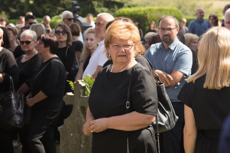 Uz ožalo&scaron;ćenu obitelj bili su radni kolege te ministrica Nada Murganić i gradonačelnik Đakova Marin Mandarić te prijatelji i susjedi