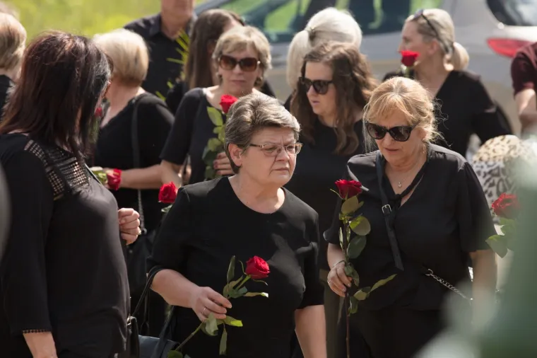 Uz ožalo&scaron;ćenu obitelj bili su radni kolege te ministrica Nada Murganić i gradonačelnik Đakova Marin Mandarić te prijatelji i susjedi