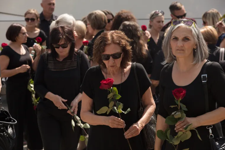 Uz ožalo&scaron;ćenu obitelj bili su radni kolege te ministrica Nada Murganić i gradonačelnik Đakova Marin Mandarić te prijatelji i susjedi