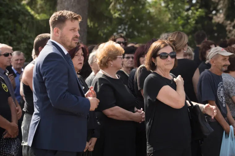 Uz ožalo&scaron;ćenu obitelj bili su radni kolege te ministrica Nada Murganić i gradonačelnik Đakova Marin Mandarić te prijatelji i susjedi