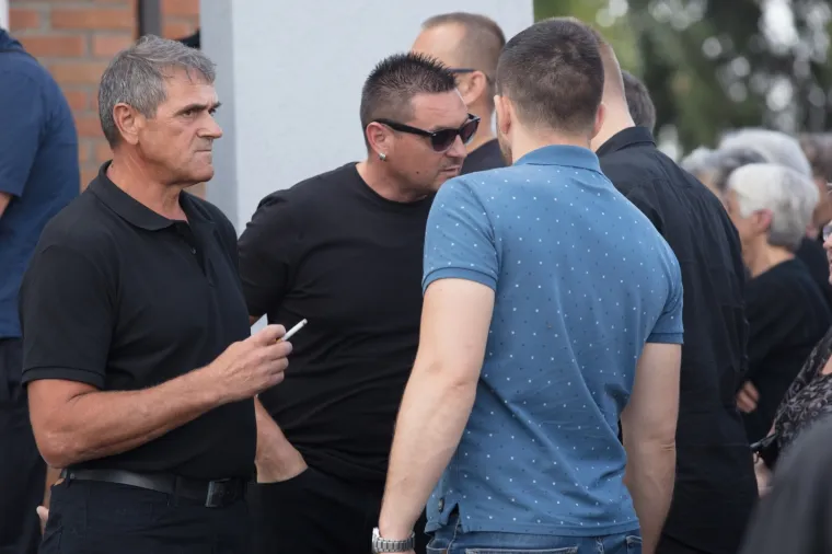 Uz ožalo&scaron;ćenu obitelj bili su radni kolege te ministrica Nada Murganić i gradonačelnik Đakova Marin Mandarić te prijatelji i susjedi