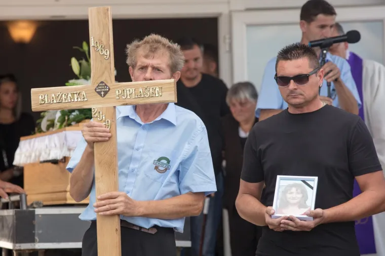 Uz ožalo&scaron;ćenu obitelj bili su radni kolege te ministrica Nada Murganić i gradonačelnik Đakova Marin Mandarić te prijatelji i susjedi