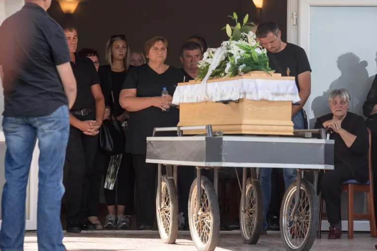 Uz ožalo&scaron;ćenu obitelj bili su radni kolege te ministrica Nada Murganić i gradonačelnik Đakova Marin Mandarić te prijatelji i susjedi