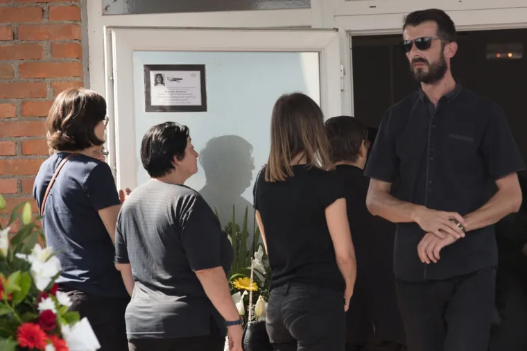 Uz ožalo&scaron;ćenu obitelj bili su radni kolege te ministrica Nada Murganić i gradonačelnik Đakova Marin Mandarić te prijatelji i susjedi