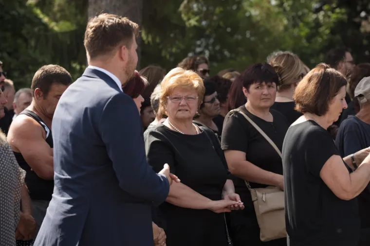 Uz ožalo&scaron;ćenu obitelj bili su radni kolege te ministrica Nada Murganić i gradonačelnik Đakova Marin Mandarić te prijatelji i susjedi