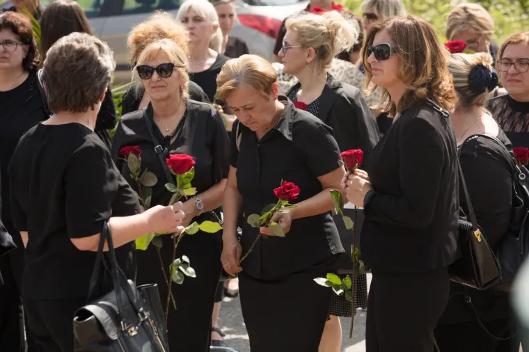 Uz ožalo&scaron;ćenu obitelj bili su radni kolege te ministrica Nada Murganić i gradonačelnik Đakova Marin Mandarić te prijatelji i susjedi