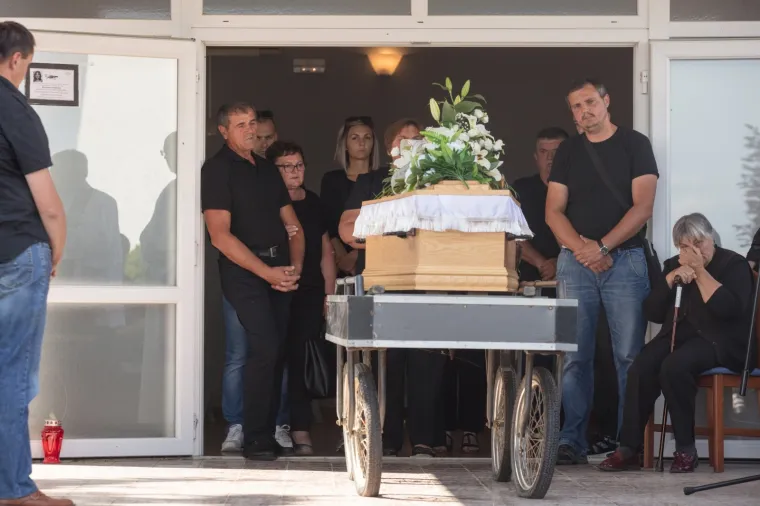 Uz ožalo&scaron;ćenu obitelj bili su radni kolege te ministrica Nada Murganić i gradonačelnik Đakova Marin Mandarić te prijatelji i susjedi