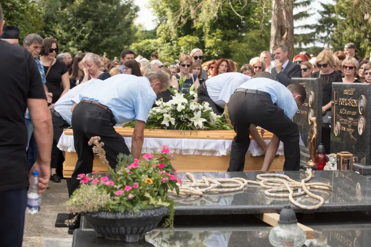 Uz ožalo&scaron;ćenu obitelj bili su radni kolege te ministrica Nada Murganić i gradonačelnik Đakova Marin Mandarić te prijatelji i susjedi