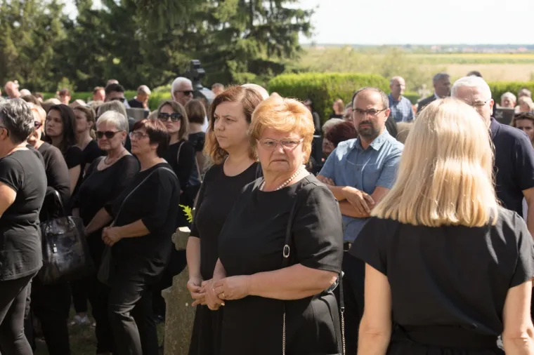 Uz ožalo&scaron;ćenu obitelj bili su radni kolege te ministrica Nada Murganić i gradonačelnik Đakova Marin Mandarić te prijatelji i susjedi