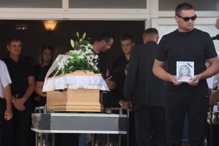Uz ožalo&scaron;ćenu obitelj bili su radni kolege te ministrica Nada Murganić i gradonačelnik Đakova Marin Mandarić te prijatelji i susjedi