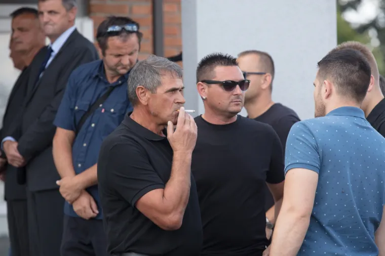 Uz ožalo&scaron;ćenu obitelj bili su radni kolege te ministrica Nada Murganić i gradonačelnik Đakova Marin Mandarić te prijatelji i susjedi