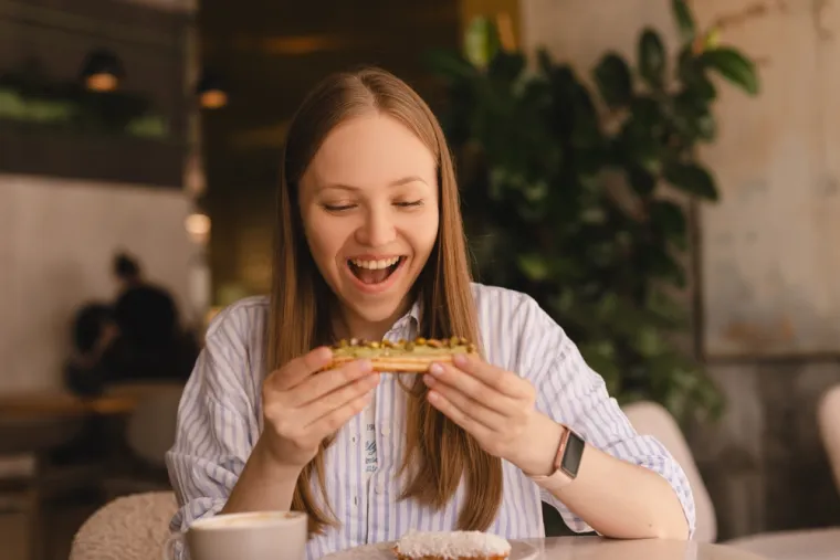 Povećan apetit, naročito bez debljanja, može biti znak hipertireoze. Kod ove bolesti, ubrzan metabolizam uzrokuje da tijelo brže troši kalorije, pa osoba može osjećati konstantnu glad. Unatoč povećanom unosu hrane, zbog brzog metabolizma, tjelesna težina može ostati stabilna ili se čak smanjiti. 