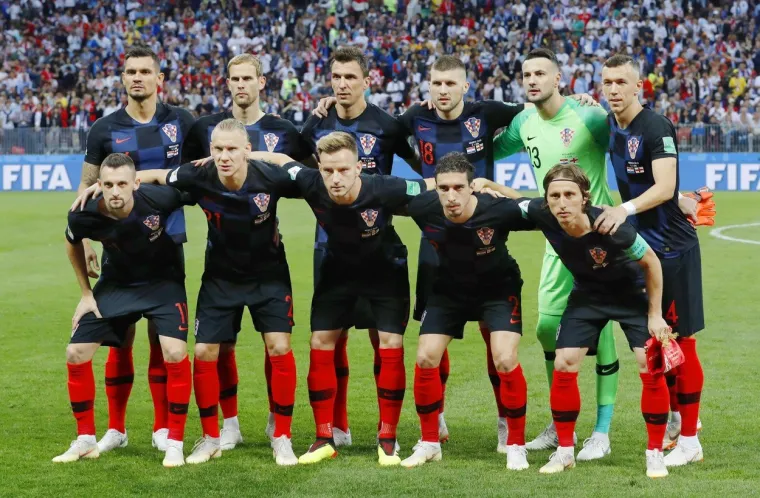 Na dana&scaron;nji dan prije točno godinu dana u Moskvi na stadionu Lužnjiki hrvatska nogometna reprezentacija pobijedila je u dramatičnoj utakmici Englesku 2:1 i izborila plasman u povijesno, prvo hrvatsko finale SP-a ikad. Vatreni su tog ljeta Gospodnjeg 2018. osvojili srca milijuna ljudi diljem svijeta i bacili naciju u trans.