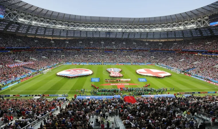 "Nacija, naviknuta na poraze, doslovno se onesvijestila. Neslužbena himna Eura 1996. i njezin refren 'It&rsquo;s coming home' postao je odgovor na svako pitanje. Sve je bilo toliko nestvarno i toliko neočekivano. To je bilo za budućnost. Sada&scaron;njost je, pak, pripala igračima koje je gledao. Igračima koji su Hrvatsku učinili najmanjom zemljom u finalu SP-a od Urugvaja 1950. godine, igrači koji su ovu momčad učinili modernim čudom. Igrači koji nisu prestali trčati čak ni kad su im tijela vri&scaron;tala da prestanu, ni dok su se borili da uhvate zrak ni dok su im kosti pucale pod težinom utakmice. Radili su za svoju nagradu i zaslužili su je", napisao je odu Vatrenima prije točno godinu dana ugledni New York Times.
