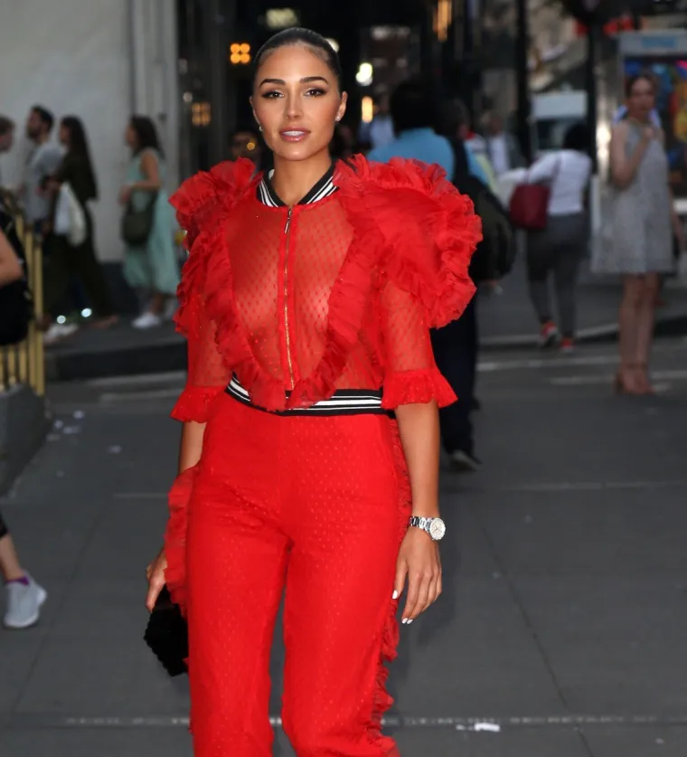 SAMO ZA NAJHRABRIJE: Atraktivna manekenka osvanula u bluzi koja malo toga prepušta mašti