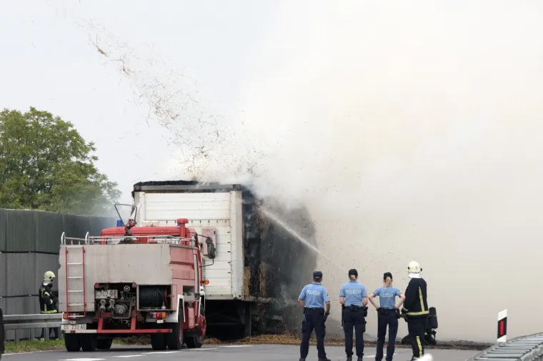 Drama na osječkoj obilaznici! Zapalio se kamion, vozač uspio otkačiti prikolicu