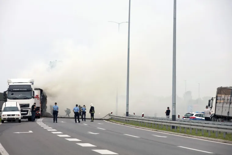 Drama na osječkoj obilaznici! Zapalio se kamion, vozač uspio otkačiti prikolicu