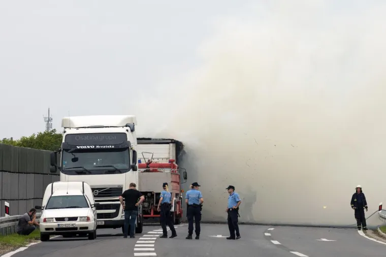Drama na osječkoj obilaznici! Zapalio se kamion, vozač uspio otkačiti prikolicu
