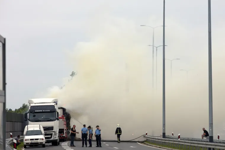Drama na osječkoj obilaznici! Zapalio se kamion, vozač uspio otkačiti prikolicu