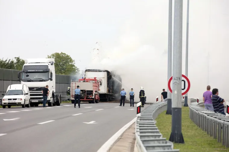 Drama na osječkoj obilaznici! Zapalio se kamion, vozač uspio otkačiti prikolicu