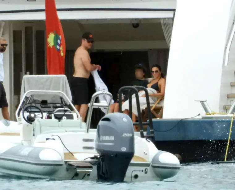 Objektiv fotoaparata uhvatio je slavnog holivudskog glumca Matta Damona dok se sa suprugom Lucianom Barrosom, djecom i prijateljima provodi na jahti u talijanskom Portofinu. Foto: Profimedia