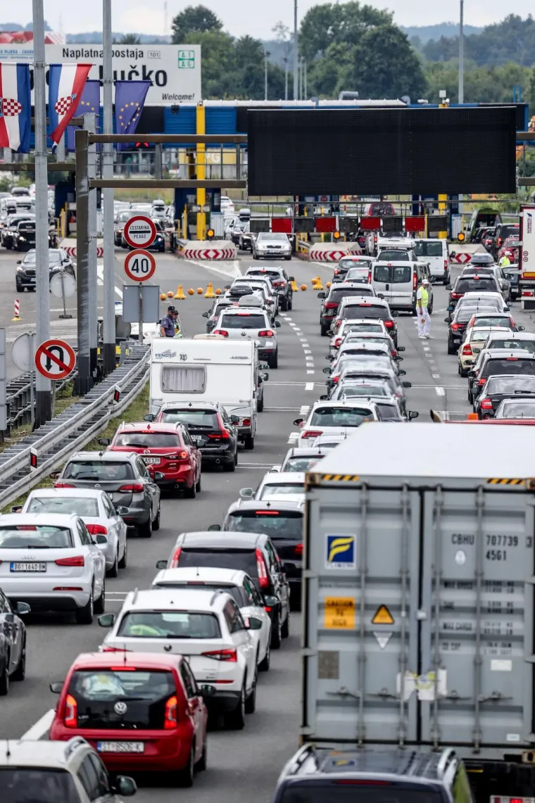 Gužve na cestama: Diljem Hrvatske kolone - najveći 'kaos' u smjeru mora!