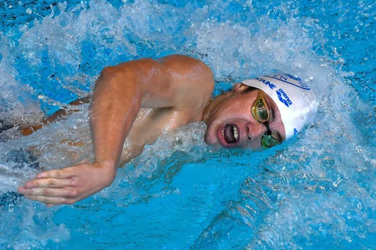 Rasovszky, koji je pro&scaron;le godine u Glasgowu osvojio europski naslov na ovoj dionici, ciljem je pro&scaron;ao u vremenu od 53:22.1 minuta, 10.1 sekundi ispred srebrnog Francuza Logana Fontainea (20), dok je do bronce stigao Kanađanin Eric Hedlin (26) s dvije desetinke zaostatka za Fontaineom.